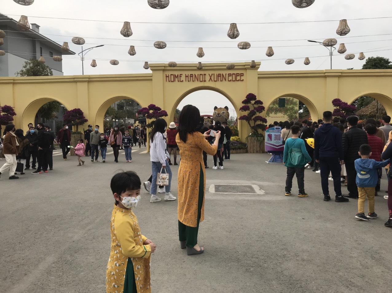 Du khách tham quan và đường hoa Xuân chào đón Tết Nguyên đán với chủ đề “Hành trình vàng son Tết Việt” trong khuôn khổ sự kiện “Home Ha Noi Xuân 2022”